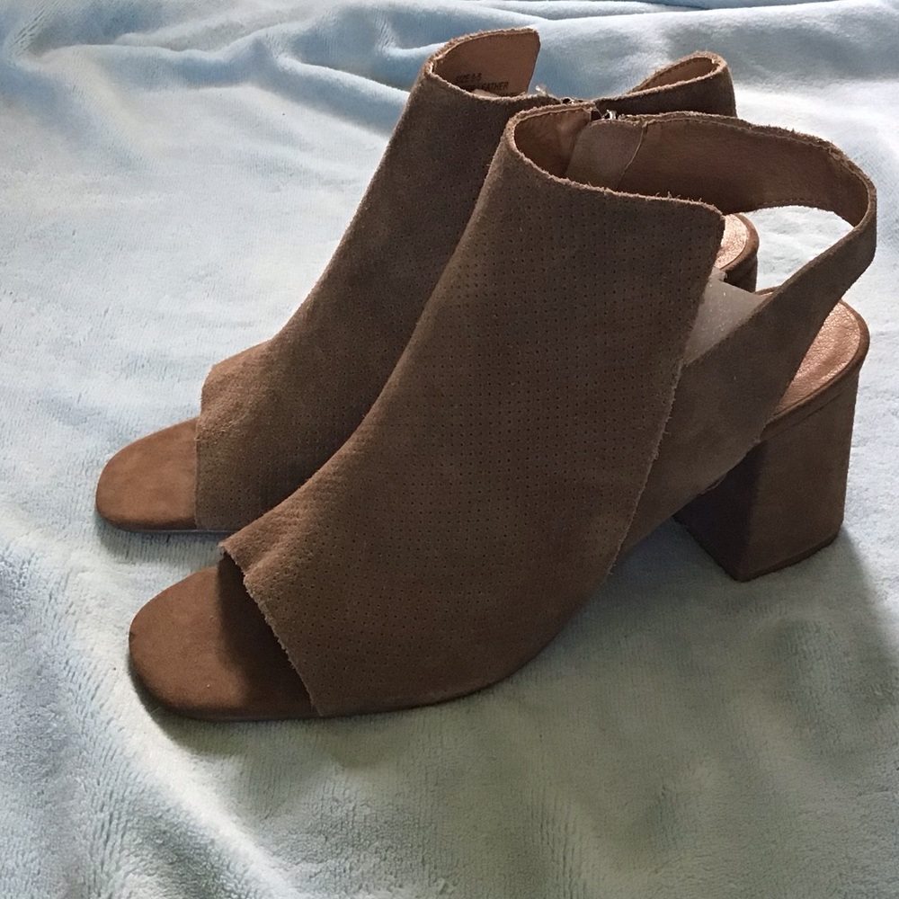 Abound “Gianna-Lea” peep toe tan booties, NWT, 9.5